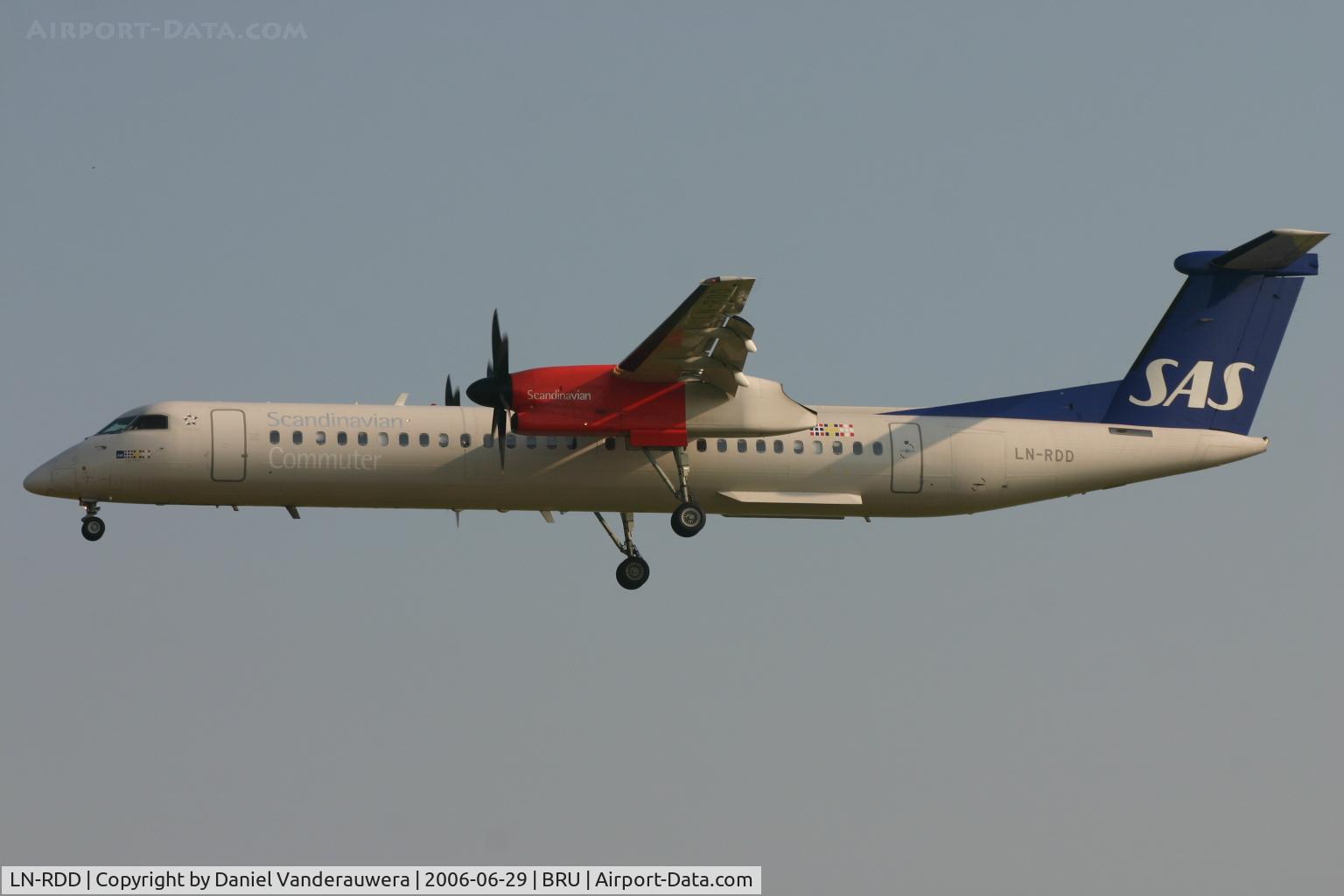 LN-RDD, 1999 De Havilland Canada DHC-8-402Q Dash 8 C/N 4009, descending to rwy 25L