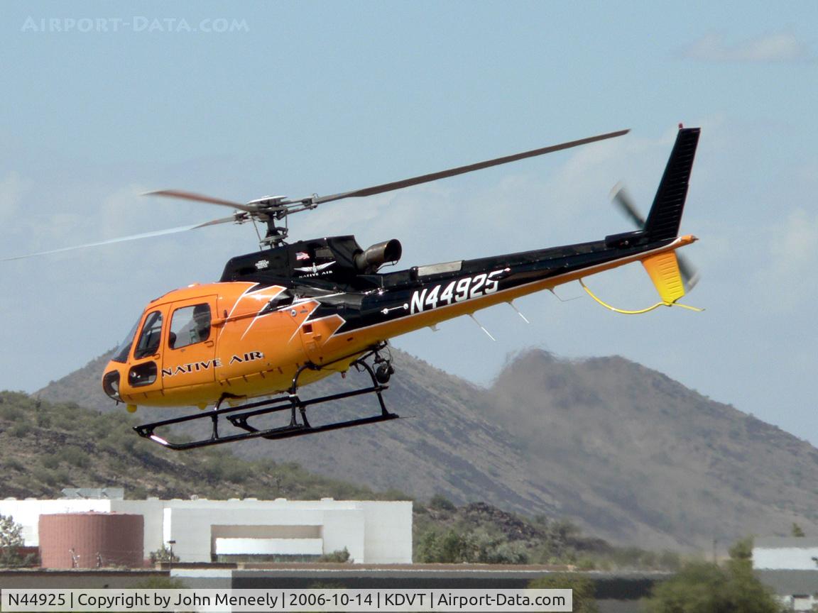 N44925, 2004 Eurocopter AS-350B-3 Ecureuil Ecureuil C/N 3838, Departing after a quick fuel stop