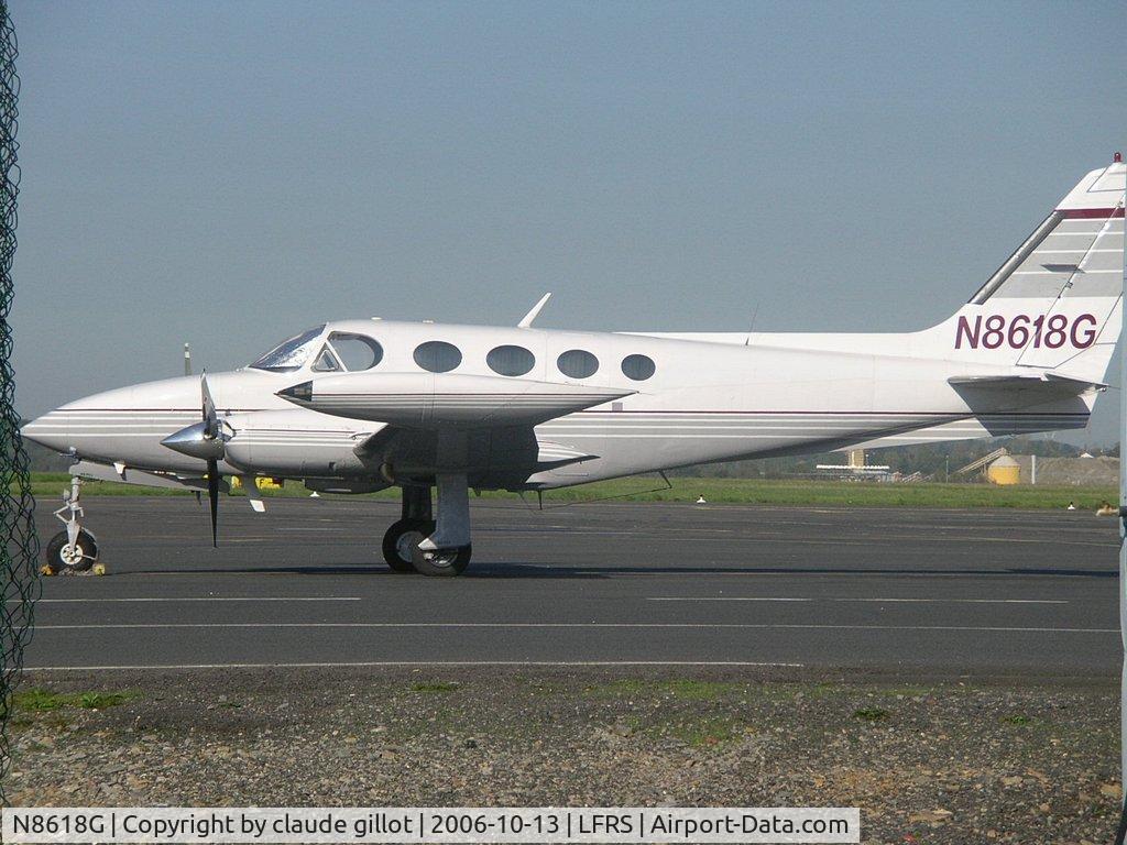 N8618G, 1979 Cessna 340A C/N 340A0708, in short space between fence and workshop at nantes france