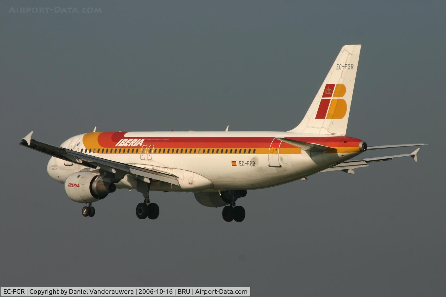 EC-FGR, 1991 Airbus A320-211 C/N 0224, shortly before landing on rwy 25L