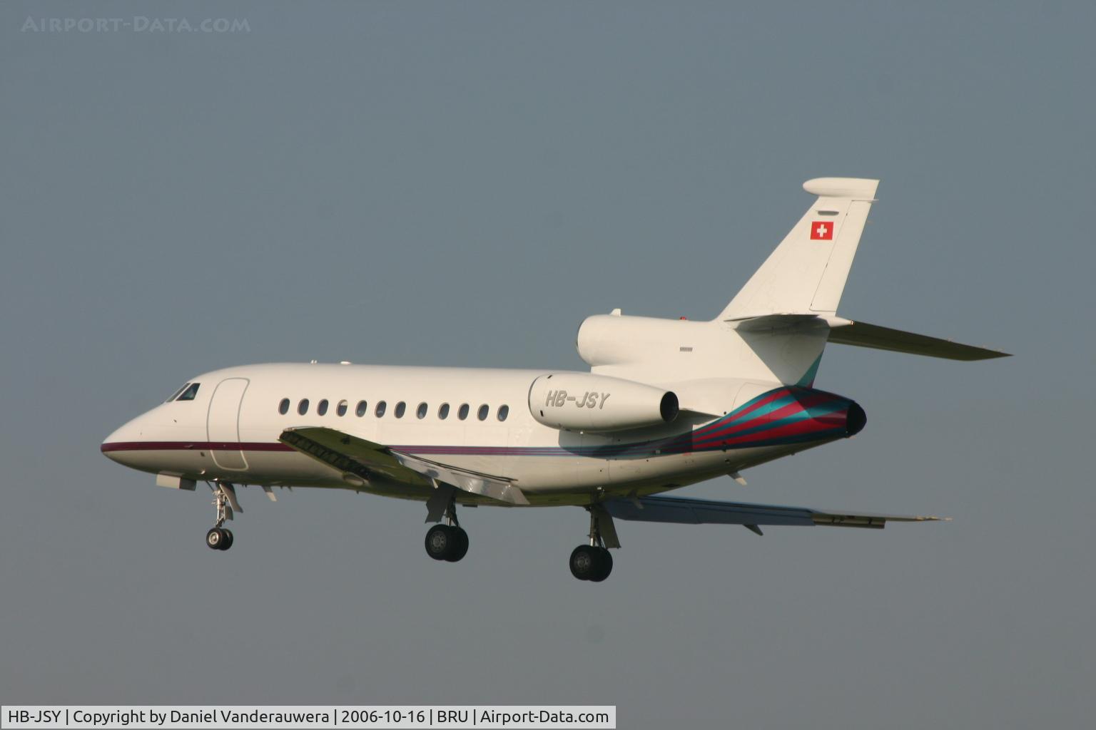 HB-JSY, 2001 Dassault Falcon 900EX C/N 96, descending to rwy 25L