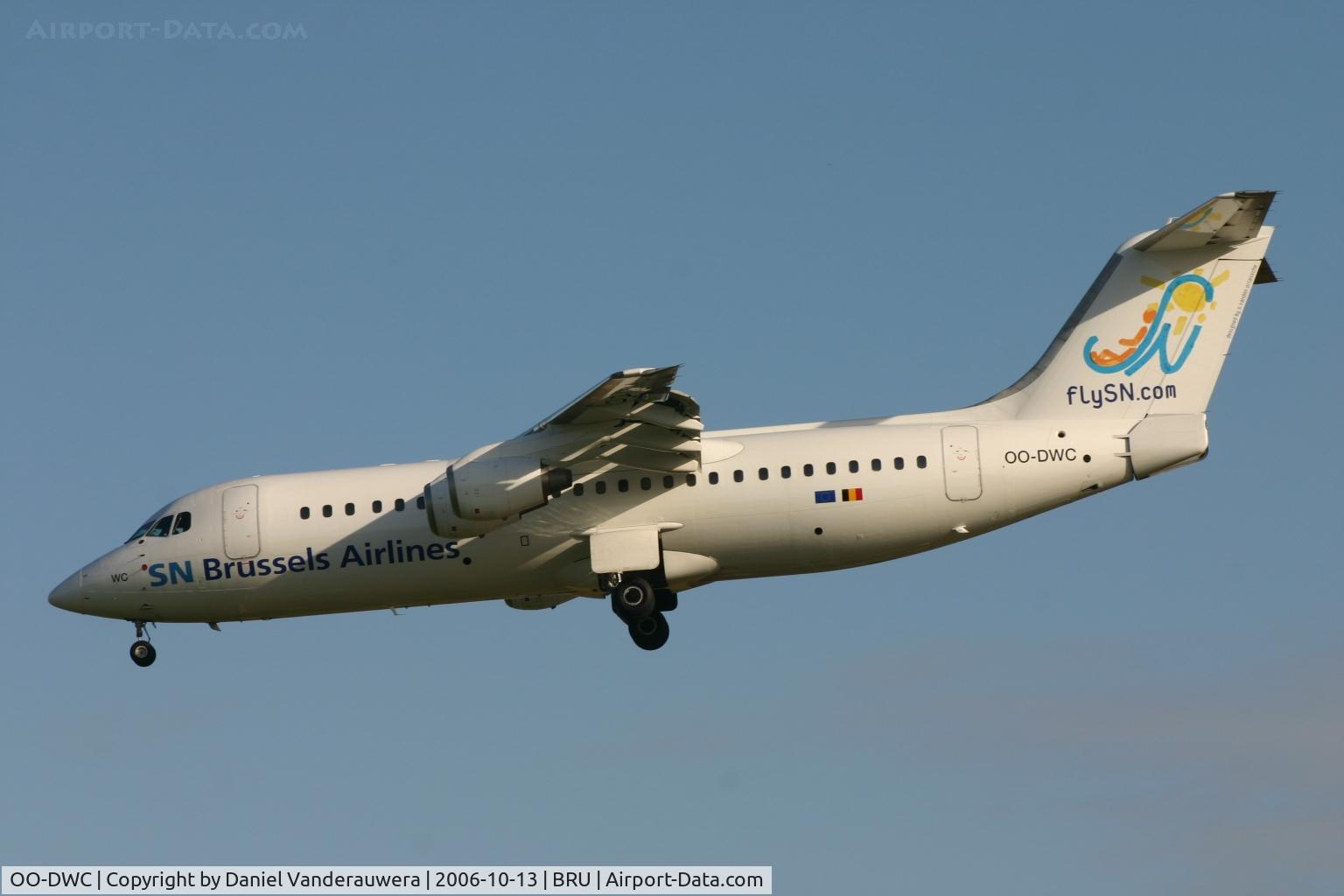 OO-DWC, 1998 British Aerospace Avro 146-RJ100 C/N E3322, descending to rwy 25L
