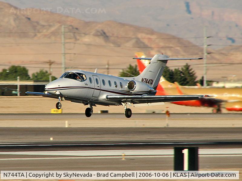 N744TA, 1999 Beechcraft 400A Beechjet C/N RK-245, Flight Options Inc. - Richmond Heights, Ohio / 1999 Raytheon Aircraft Company 400A