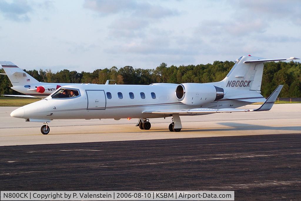 N800CK, 1998 Learjet Inc 31A C/N 157, Tommy Thompson rolls out of Sheboygan County after some golf.