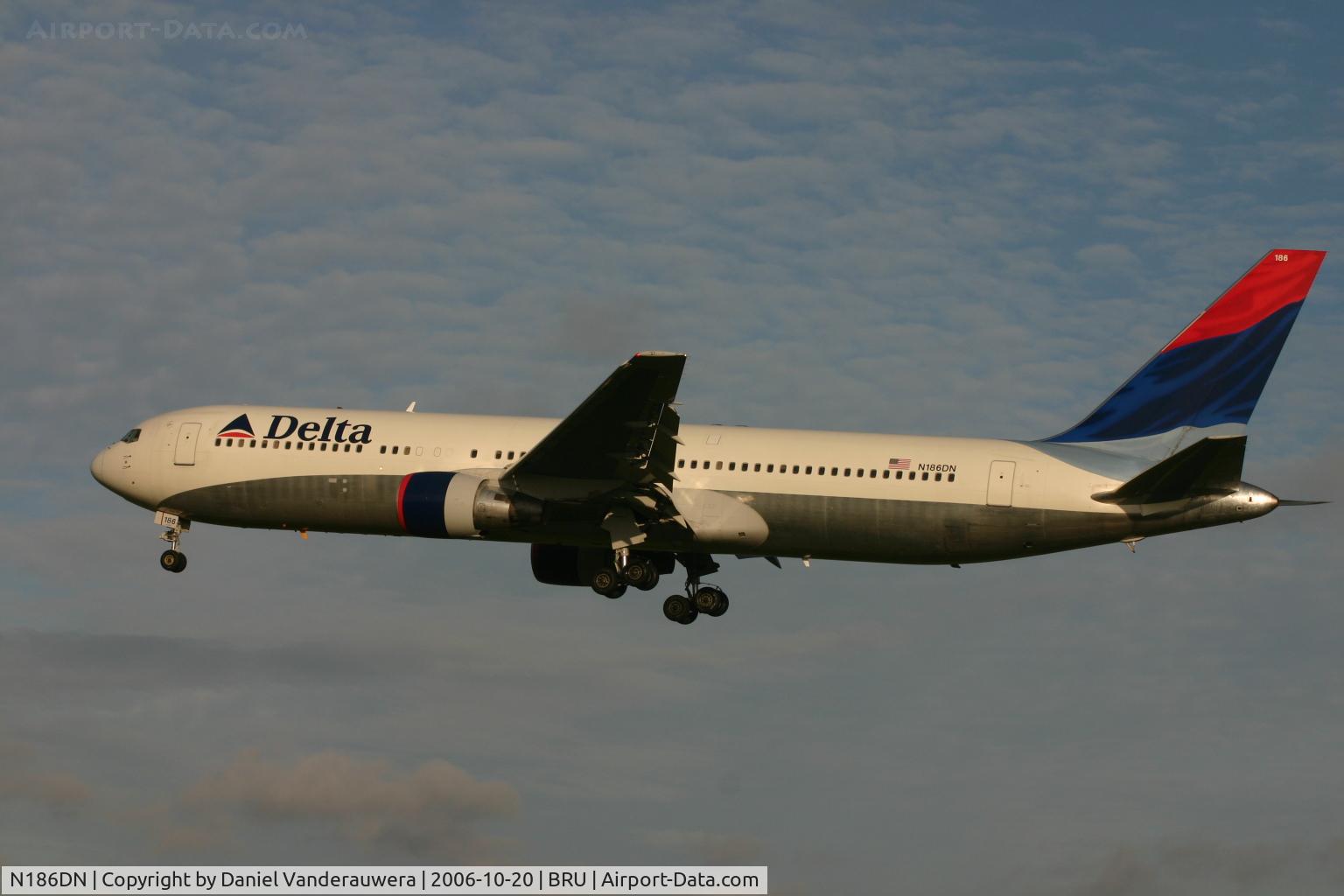 N186DN, 1995 Boeing 767-332 C/N 27962, flight DL140 is descending to rwy 25L