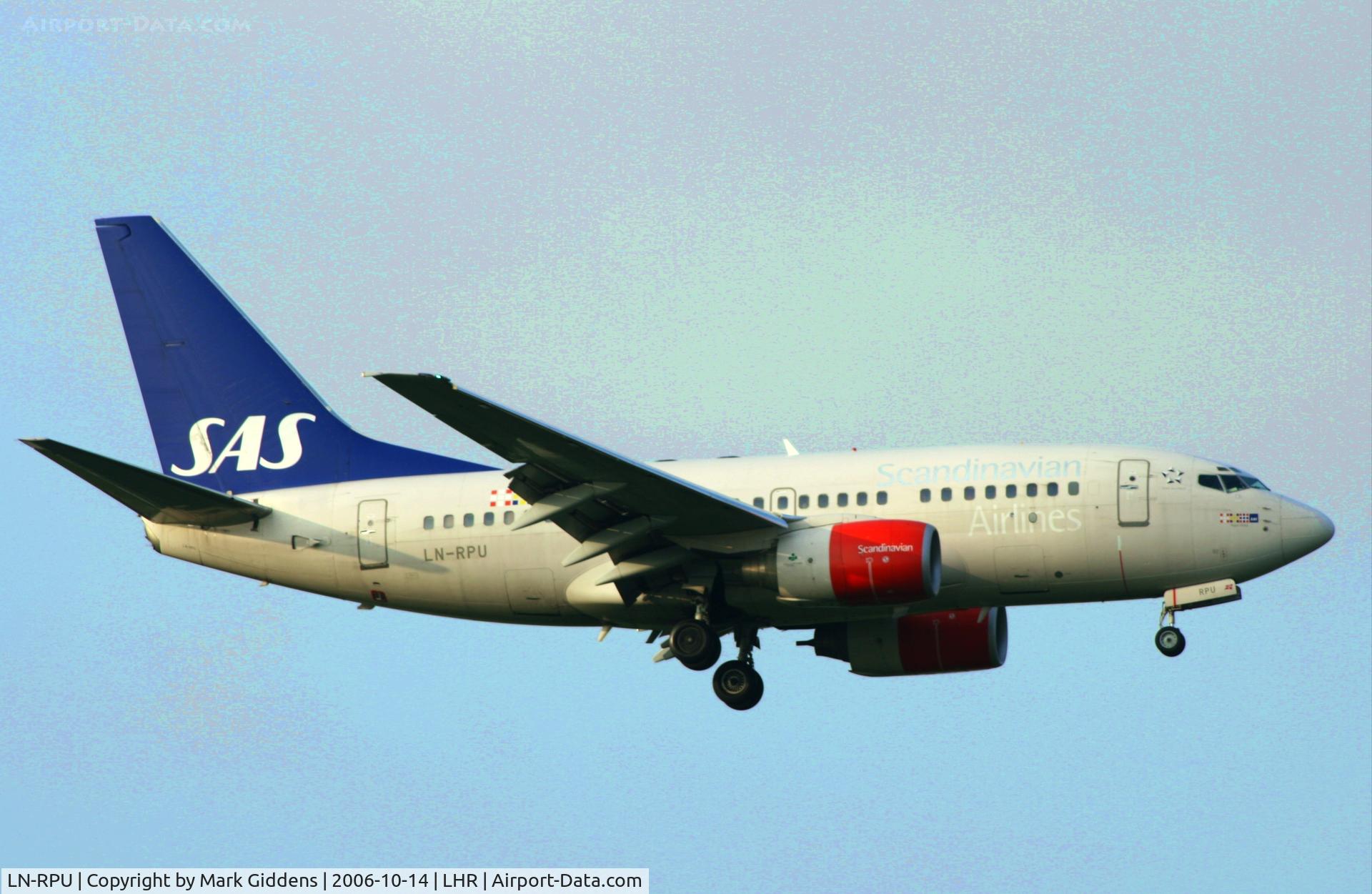 LN-RPU, 1999 Boeing 737-683 C/N 28312, SAS Boeing 737 about to land on runway 09L at Heathrow