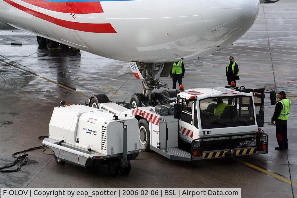F-OLOV, 2005 Airbus A340-313 C/N 668, loaded on push-tractor