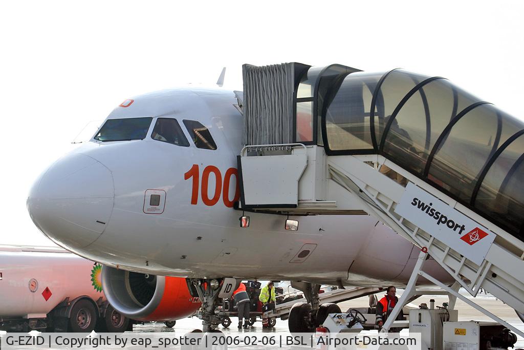 G-EZID, 2005 Airbus A319-111 C/N 2442, boarding passengers at BSL