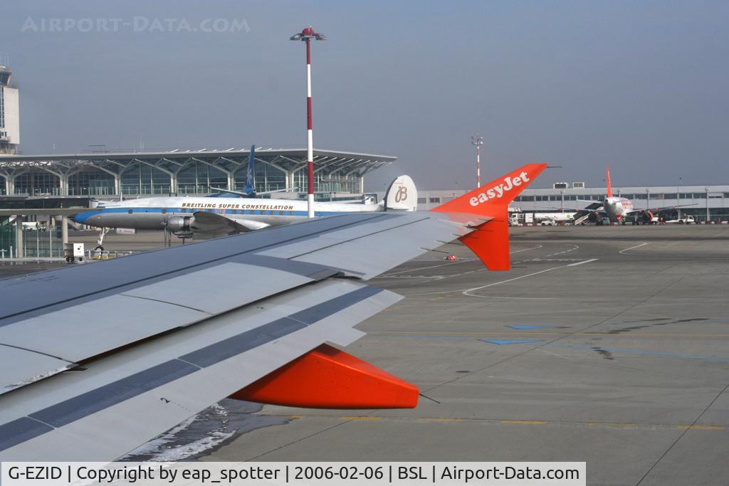 G-EZID, 2005 Airbus A319-111 C/N 2442, passing on right side easyjet-terminal and left is swiss-part of airport-building in front is the N73544 Super-Constellation