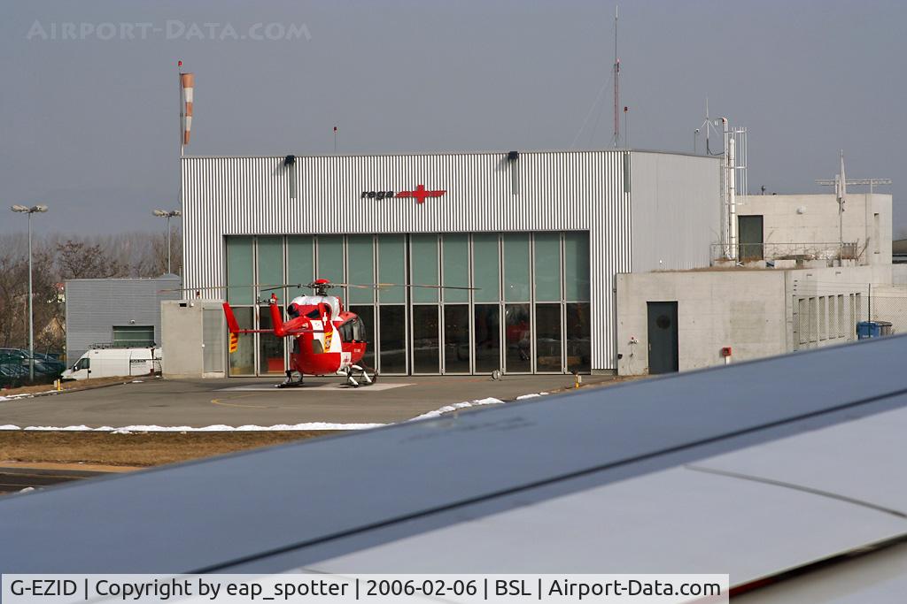G-EZID, 2005 Airbus A319-111 C/N 2442, passing the REGA-Terminal
