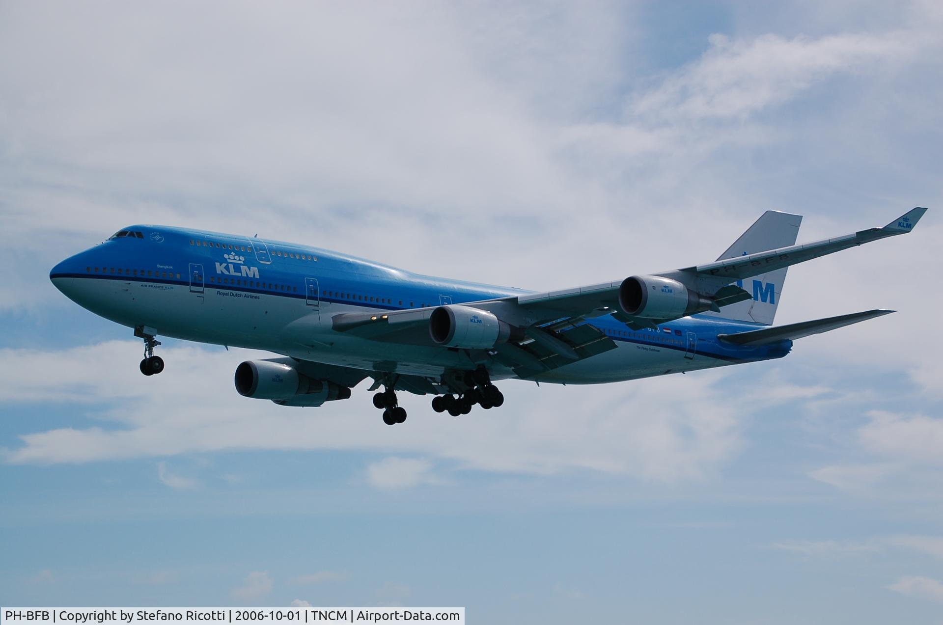 PH-BFB, 1989 Boeing 747-406 C/N 24000, To watch an airplane as the 747 to pass over the green water of Maho Beach is very exciting