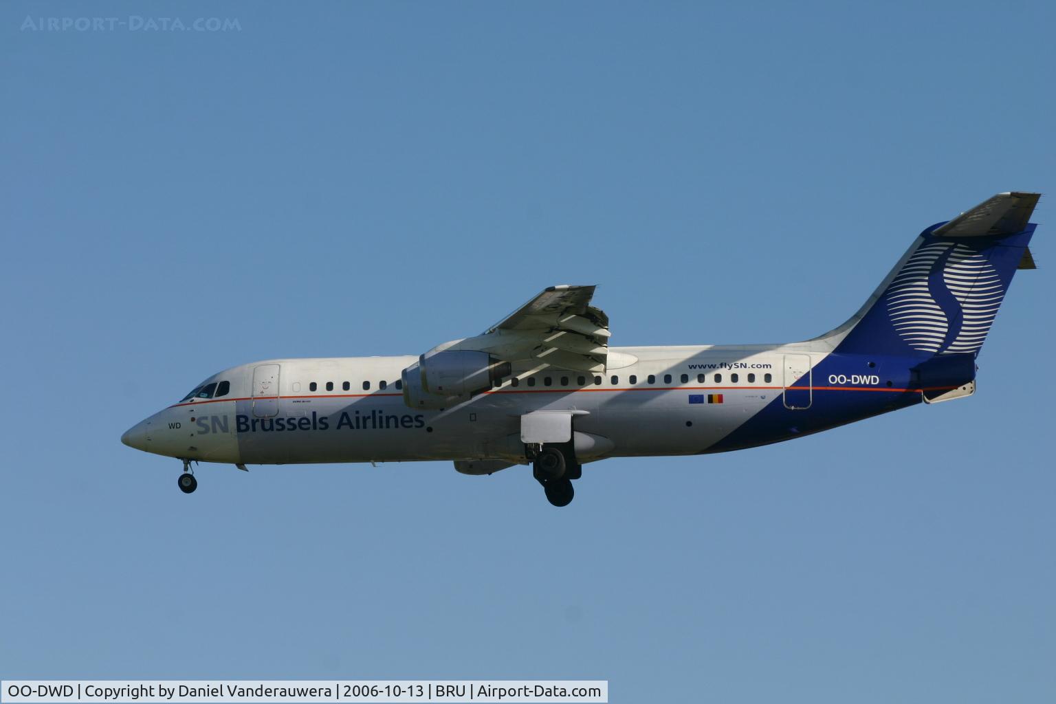 OO-DWD, 1998 British Aerospace Avro 146-RJ100 C/N E3324, descending to rwy 25L - again without Atomium