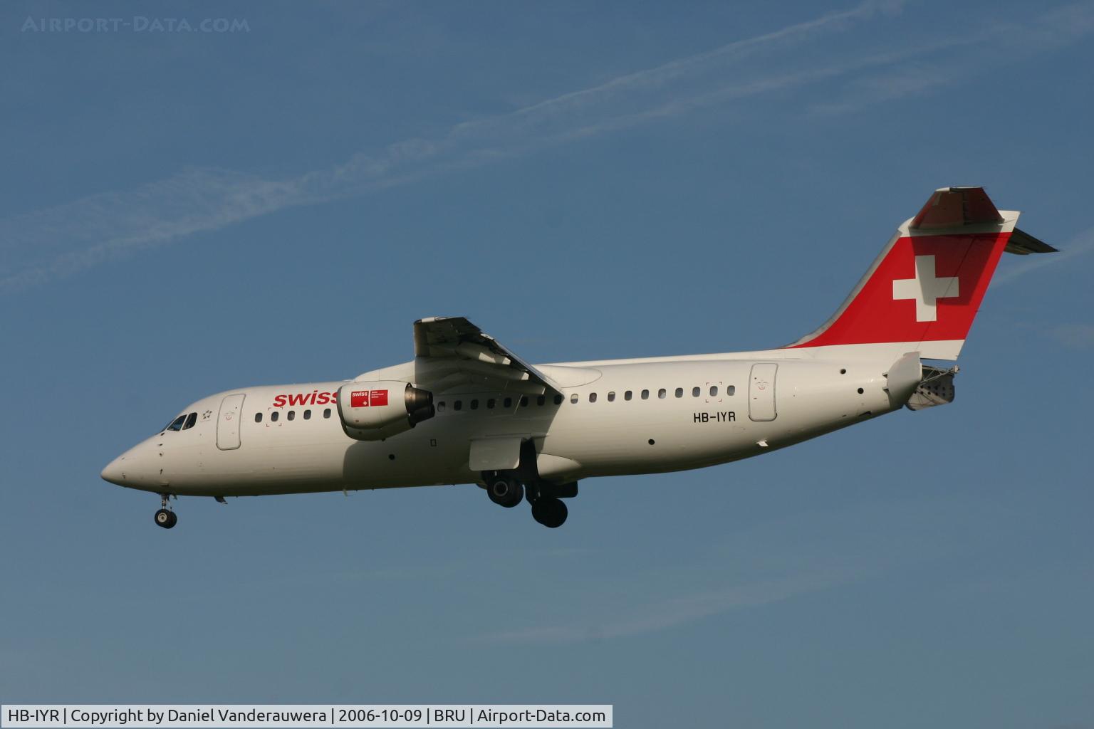 HB-IYR, 2001 British Aerospace Avro 146-RJ100 C/N E3382, arrival of flight LX778
