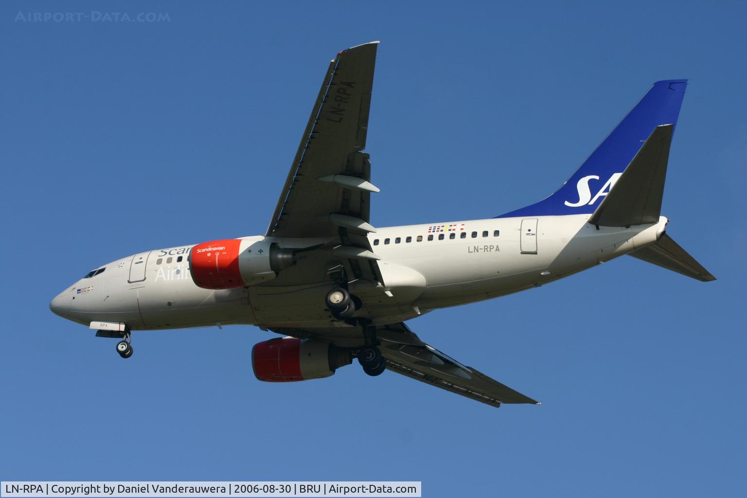 LN-RPA, 1998 Boeing 737-683 C/N 28290, descending to rwy 25R