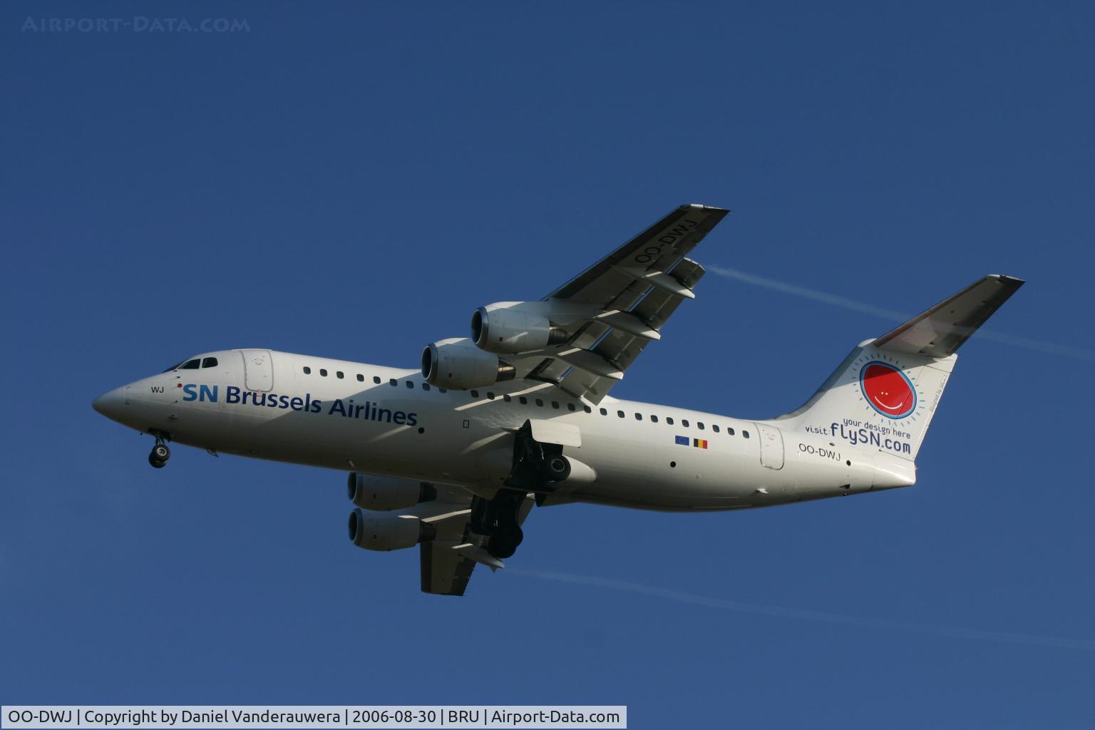OO-DWJ, 1999 British Aerospace Avro 146-RJ100 C/N E3355, descending to rwy 25R