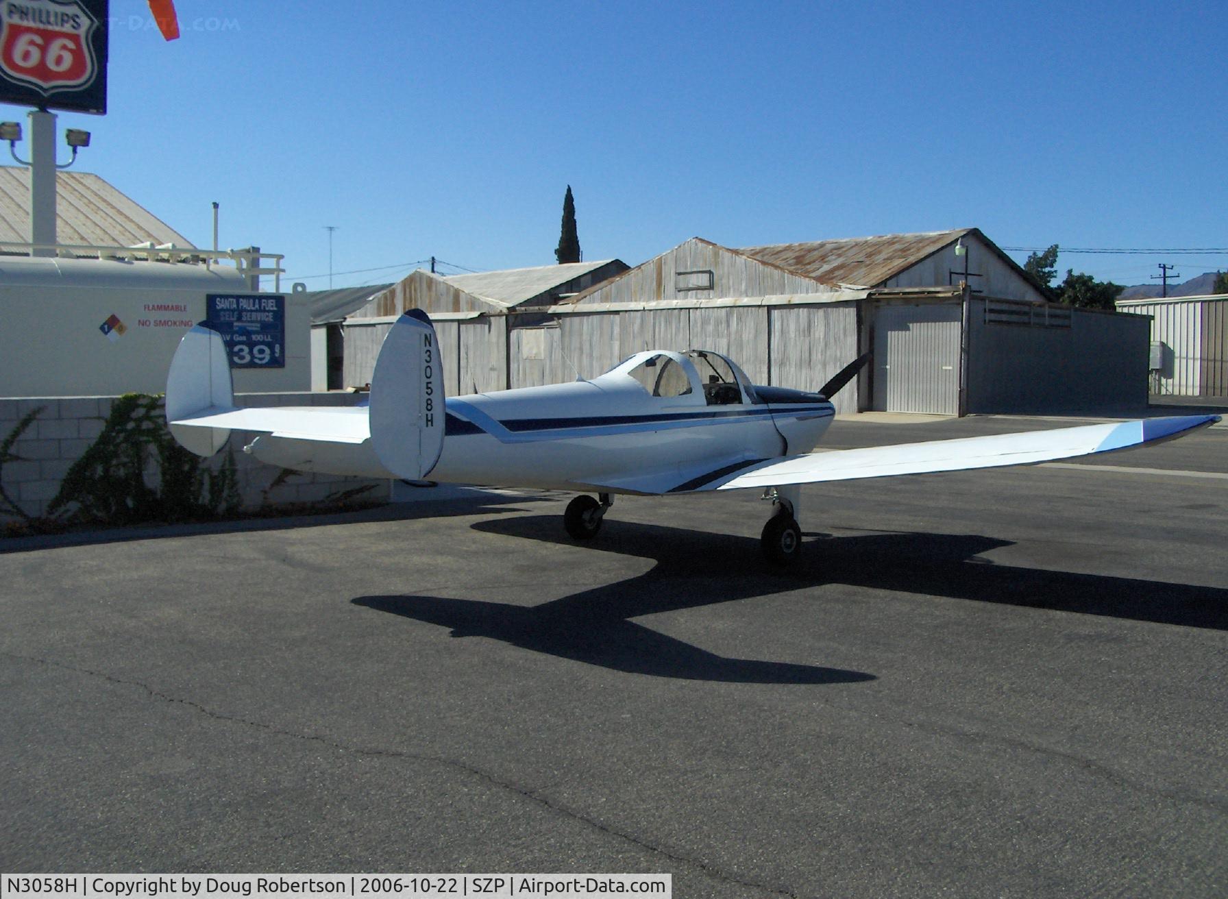 N3058H, 1946 Erco 415C Ercoupe C/N 3683, 1946 Ercoupe 415-C Continental C85 85 Hp, refueling