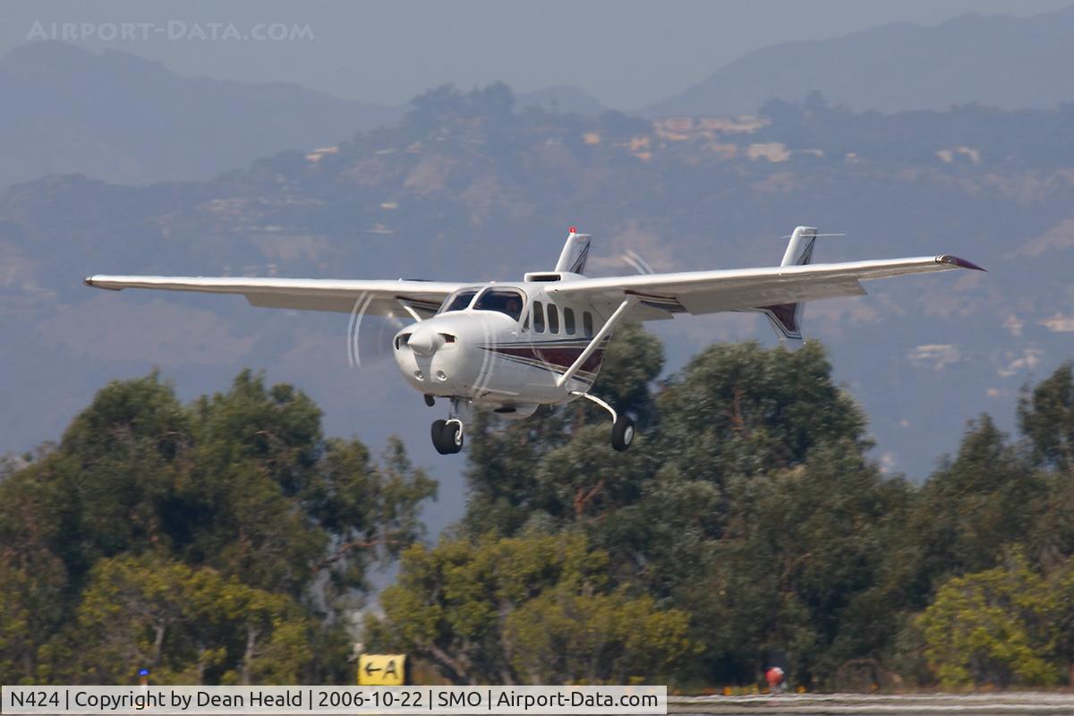 N424, 1976 Cessna T337G Turbo Super Skymaster C/N P3370259, 1976 Cessna T337G Skymaster on short final to RWY 21.