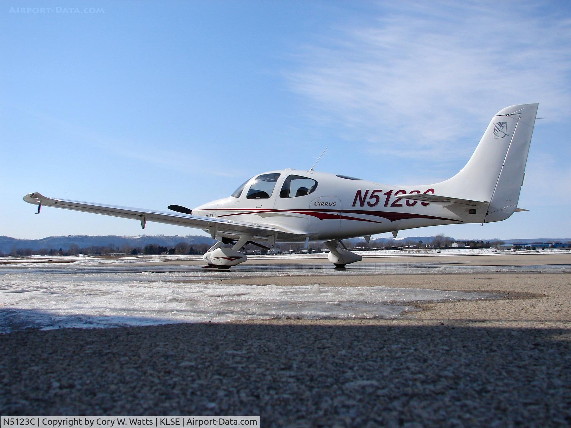 N5123C, 2004 Cirrus SR20 C/N 1405, on the ramp of KLSE