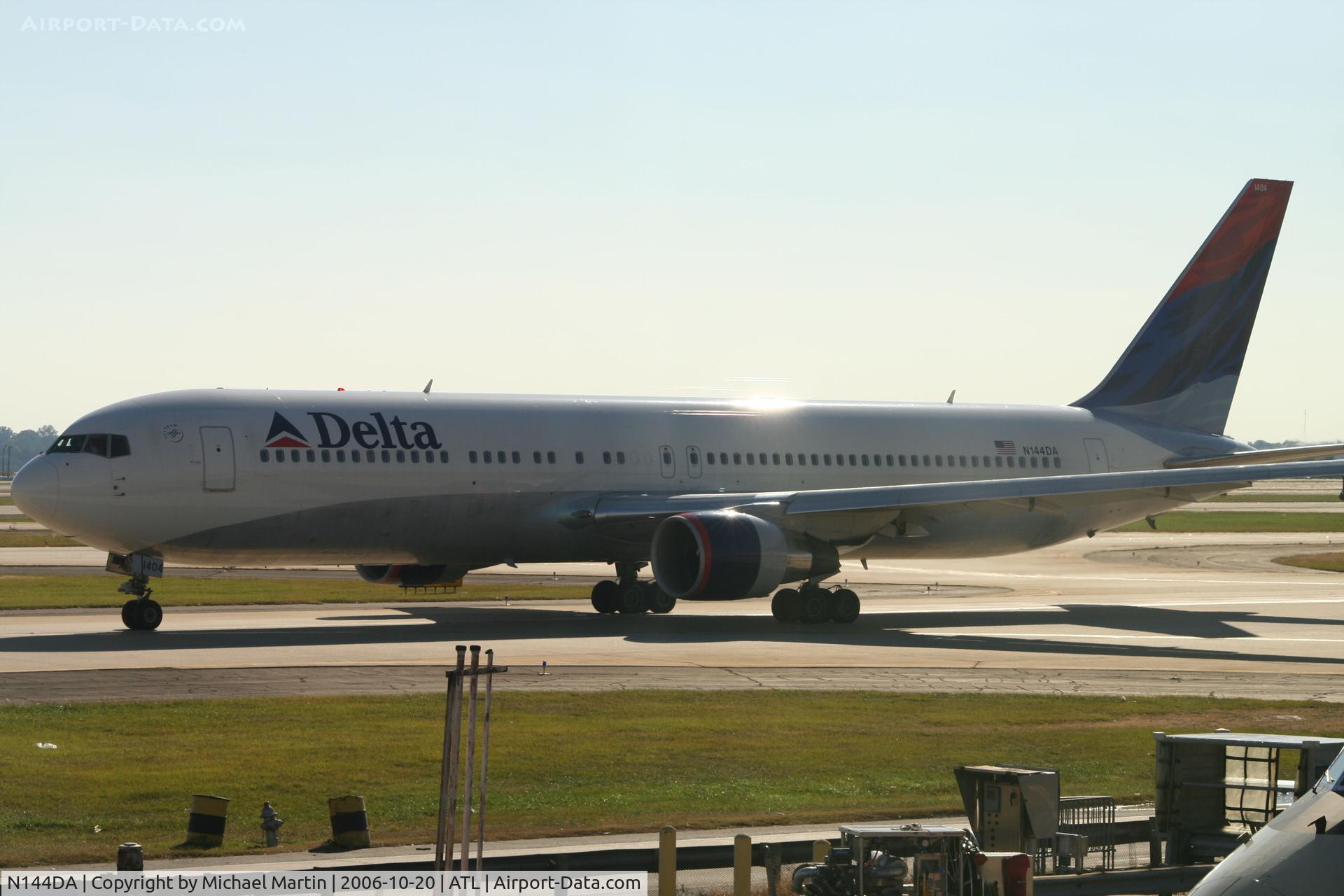 N144DA, 1999 Boeing 767-332 C/N 27584, Taxing to Terminal