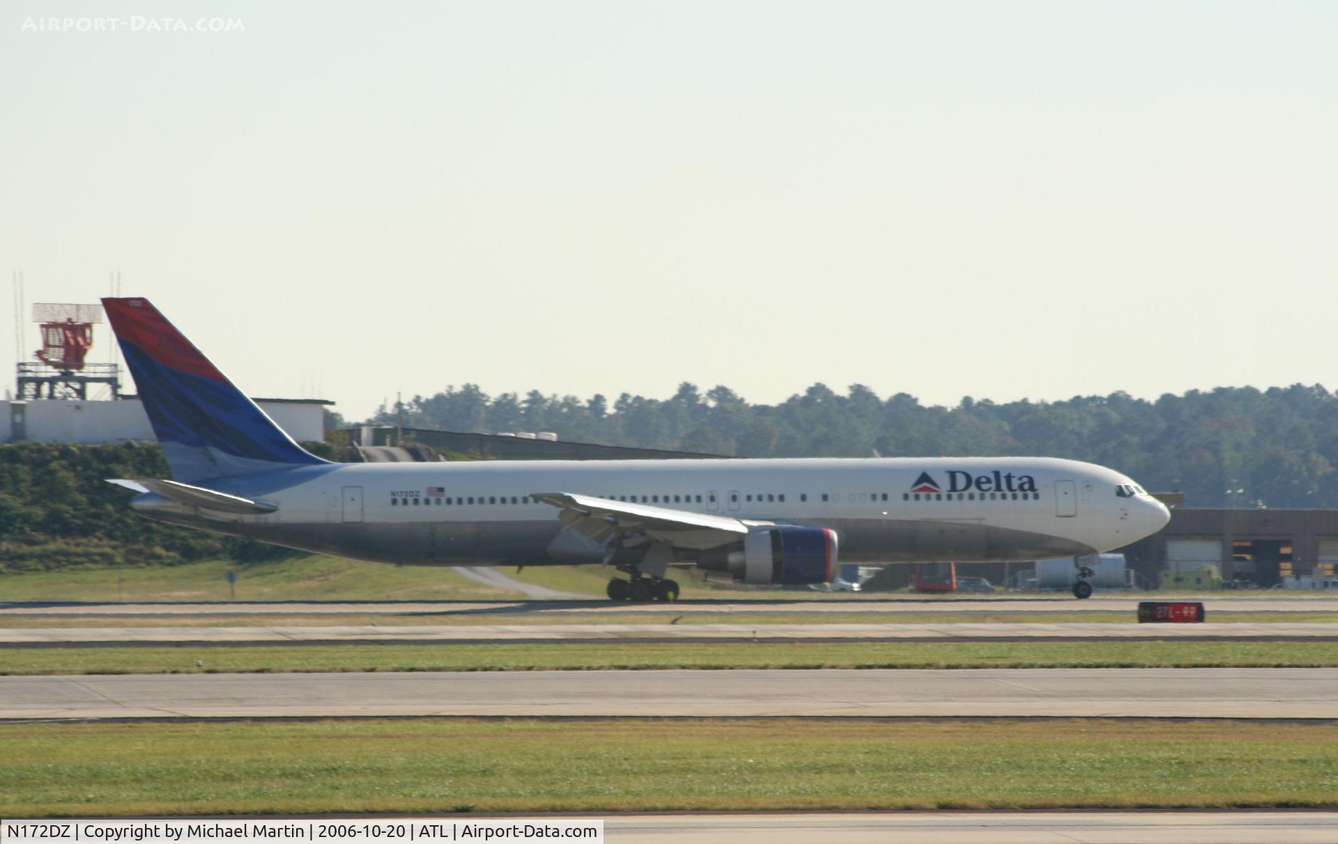 N172DZ, 1998 Boeing 767-332 C/N 29691, Landing Runway 27L