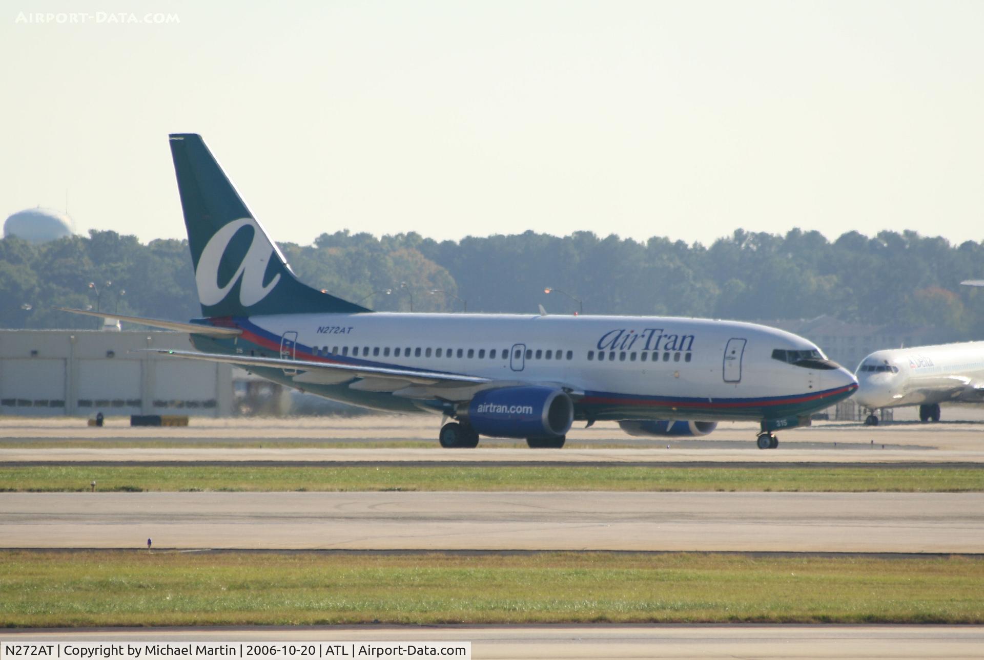 N272AT, 2005 Boeing 737-7BD C/N 33921, Taxing to Terminal
