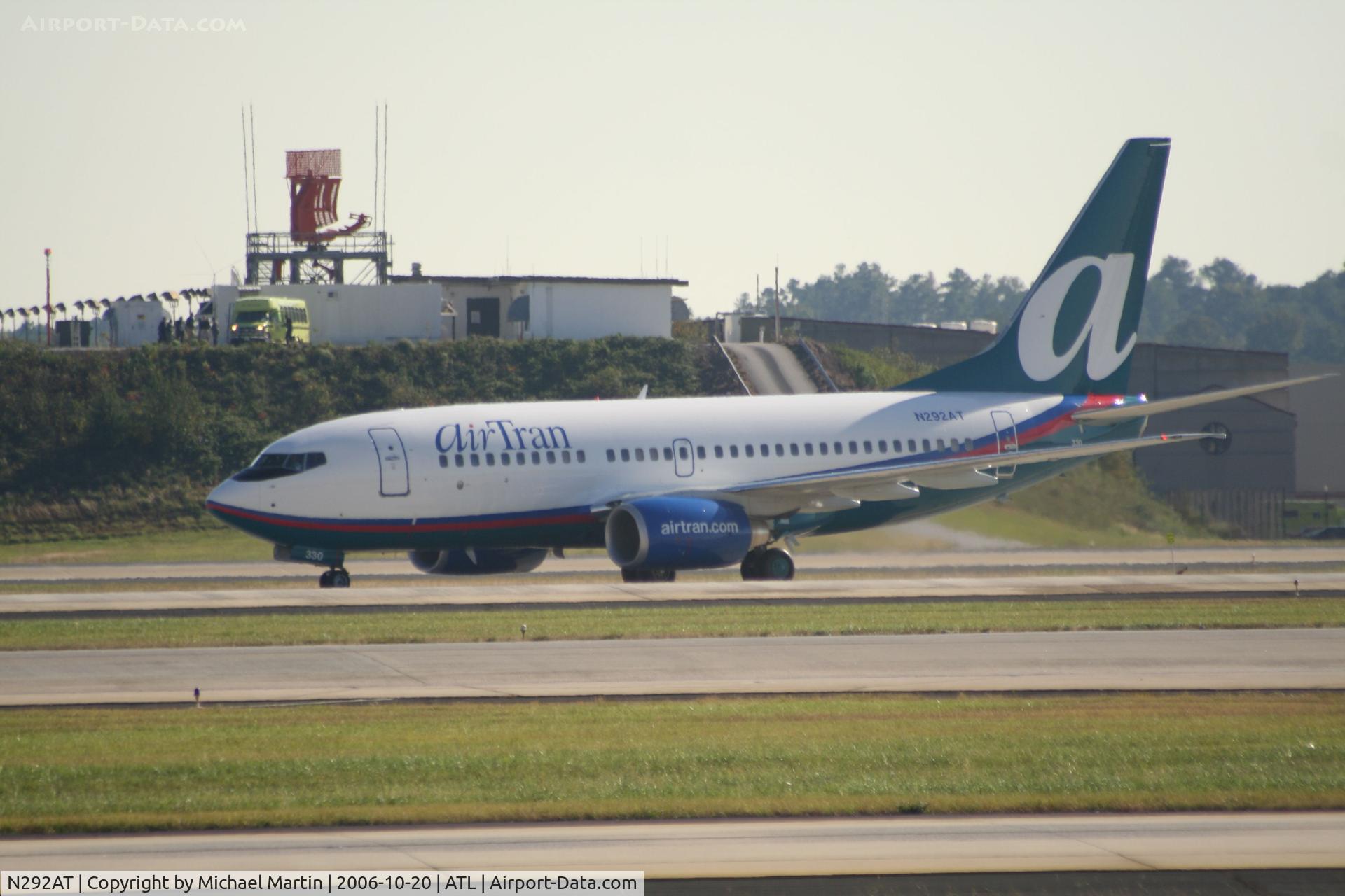 N292AT, 2006 Boeing 737-7BD C/N 33926, Taxing to Terminal