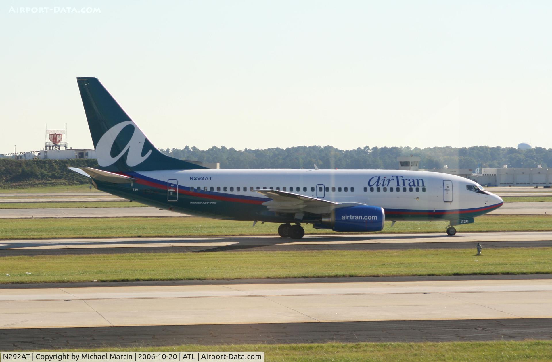 N292AT, 2006 Boeing 737-7BD C/N 33926, Taxing to Terminal