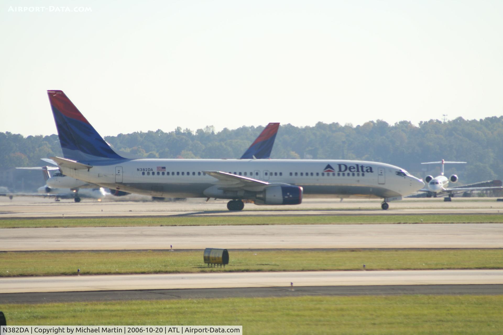 N382DA, 1999 Boeing 737-832 C/N 30345, Taxing to Terminal
