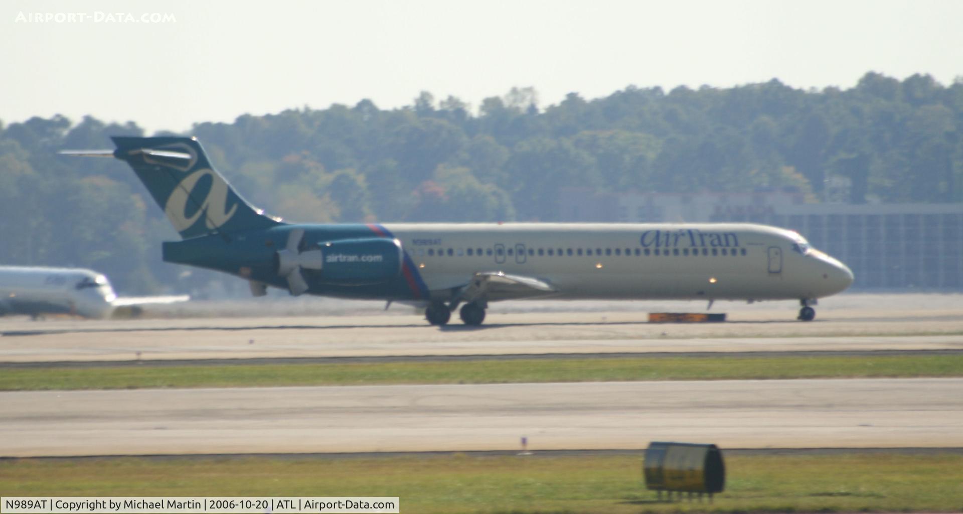 N989AT, 2001 Boeing 717-200 C/N 55152, Taxing to Terminal
