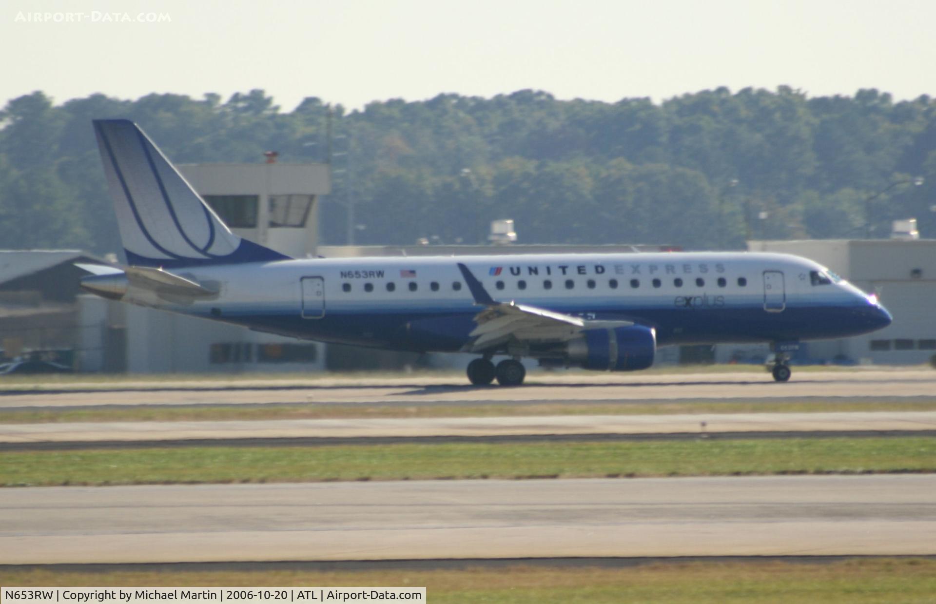 N653RW, 2005 Embraer 170SE (ERJ-170-100SE) C/N 17000076, Landing Runway 27L