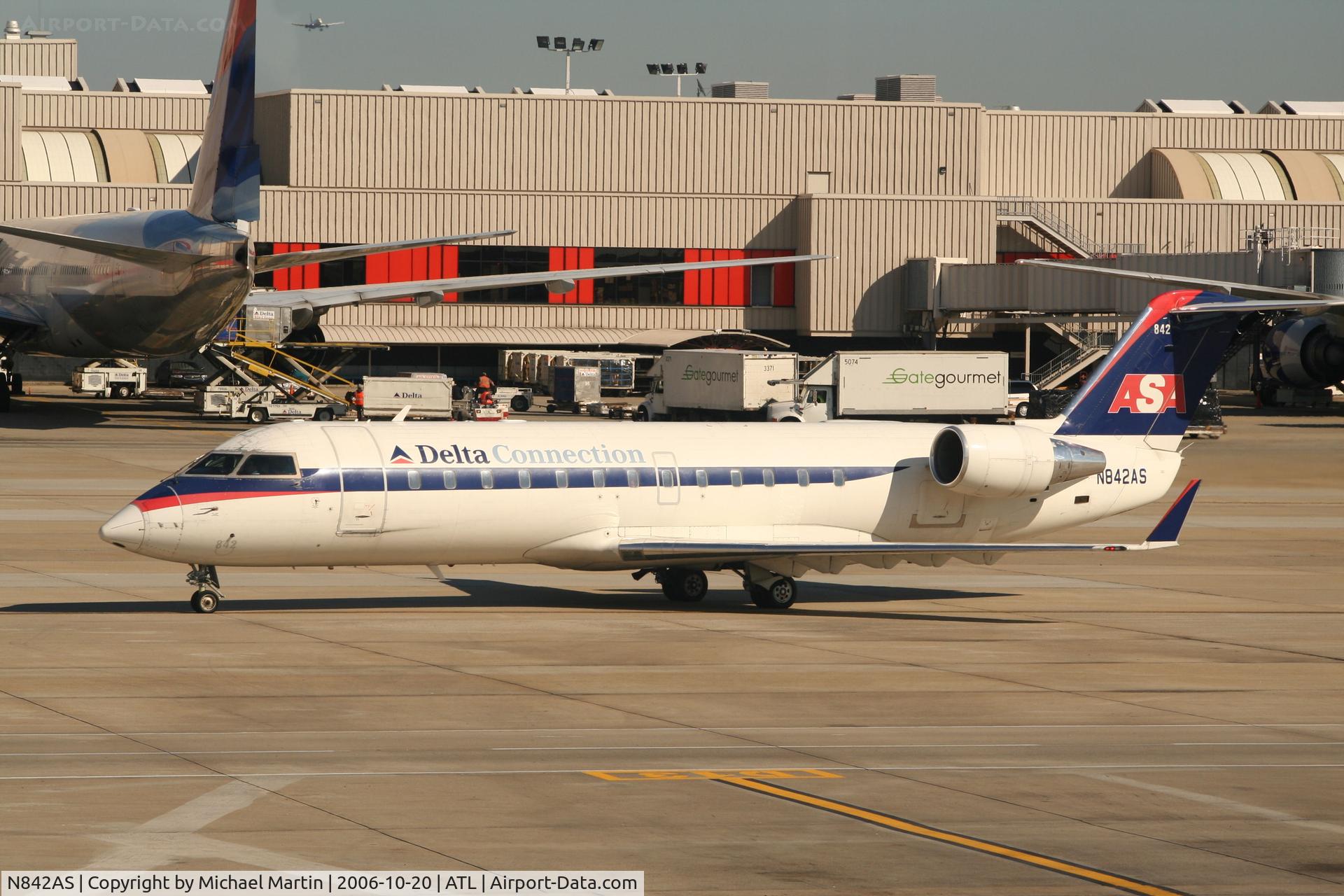 N842AS, 1999 Bombardier CRJ-200ER (CL-600-2B19) C/N 7304, Taxing to Terminal