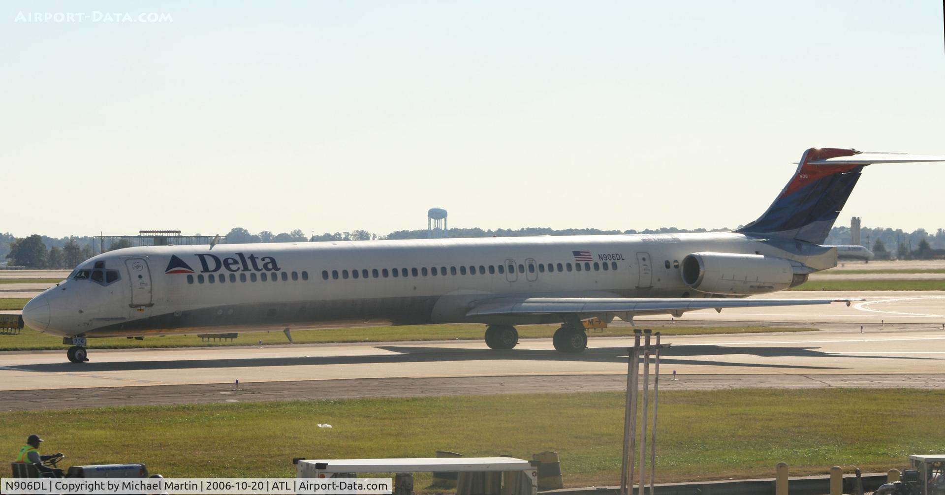 N906DL, 1987 McDonnell Douglas MD-88 C/N 49537, Taxing to Terminal