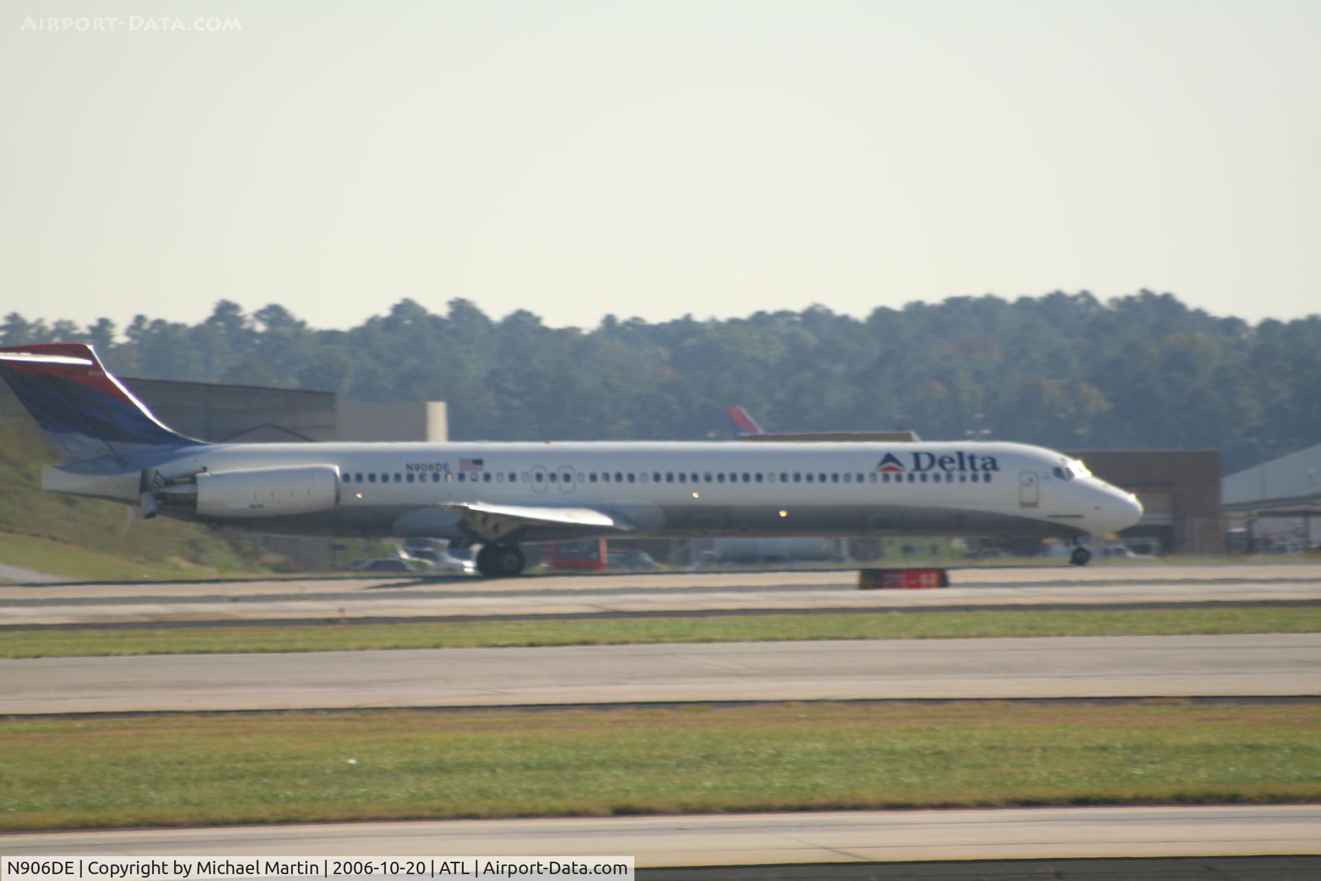 N906DE, 1992 McDonnell Douglas MD-88 C/N 53415, Landing Runway 27L
