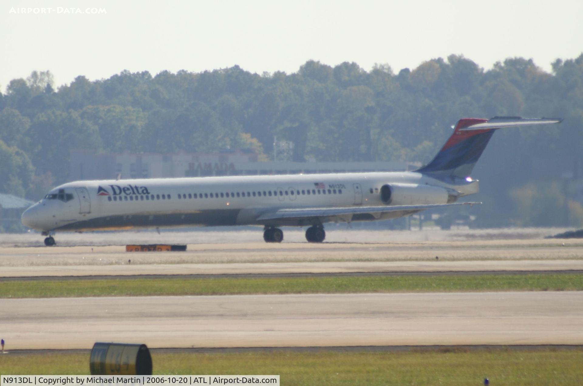 N913DL, 1988 McDonnell Douglas MD-88 C/N 49544, Taxing to Terminal