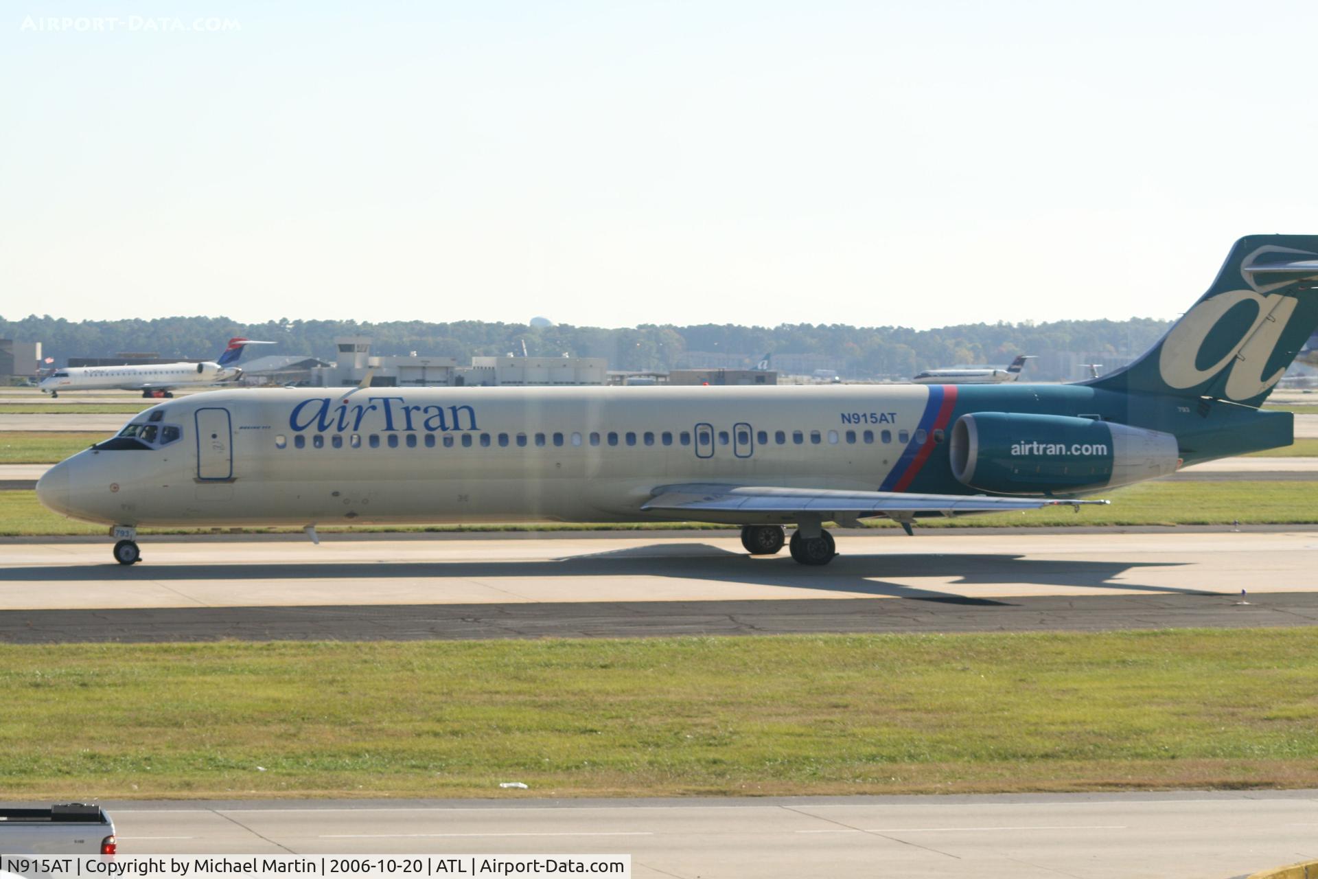 N915AT, 2001 Boeing 717-200 C/N 55085, Taxing to Terminal
