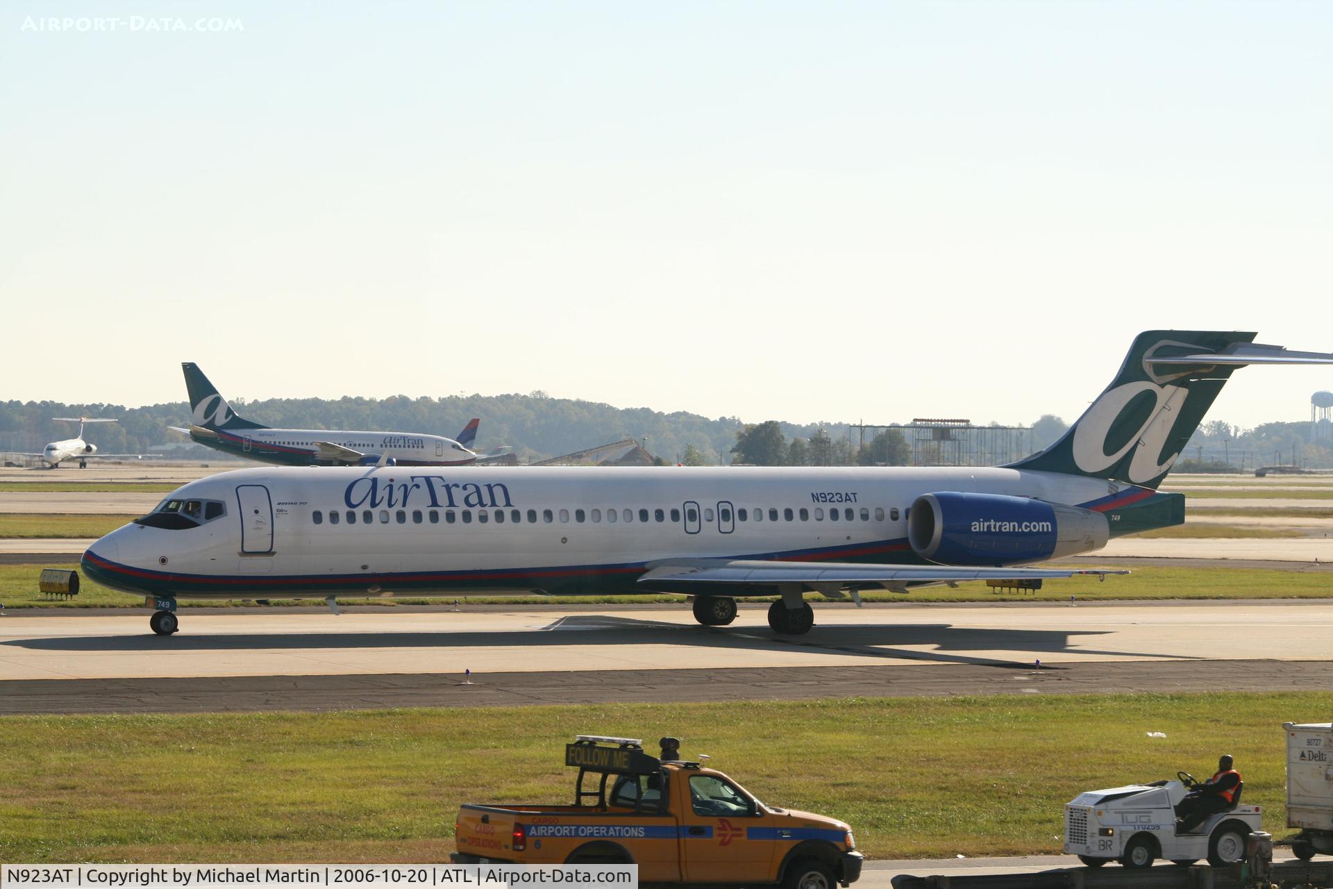 N923AT, 2005 Boeing 717-200 C/N 55051, Taxing to Terminal