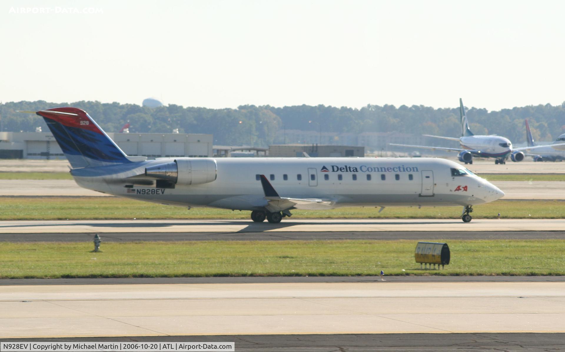 N928EV, 2004 Bombardier CRJ-200LR (CL-600-2B19) C/N 8006, Landing Runway 27L