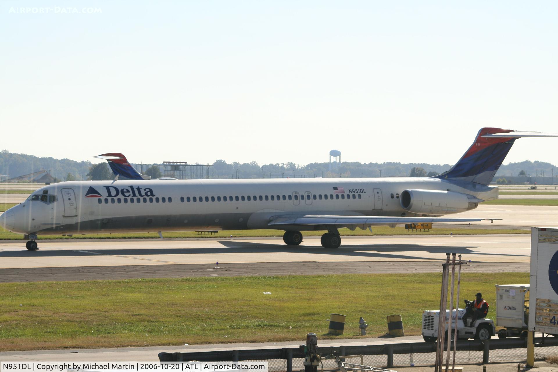 N951DL, 1990 McDonnell Douglas MD-88 C/N 49882, Taxing to Terminal