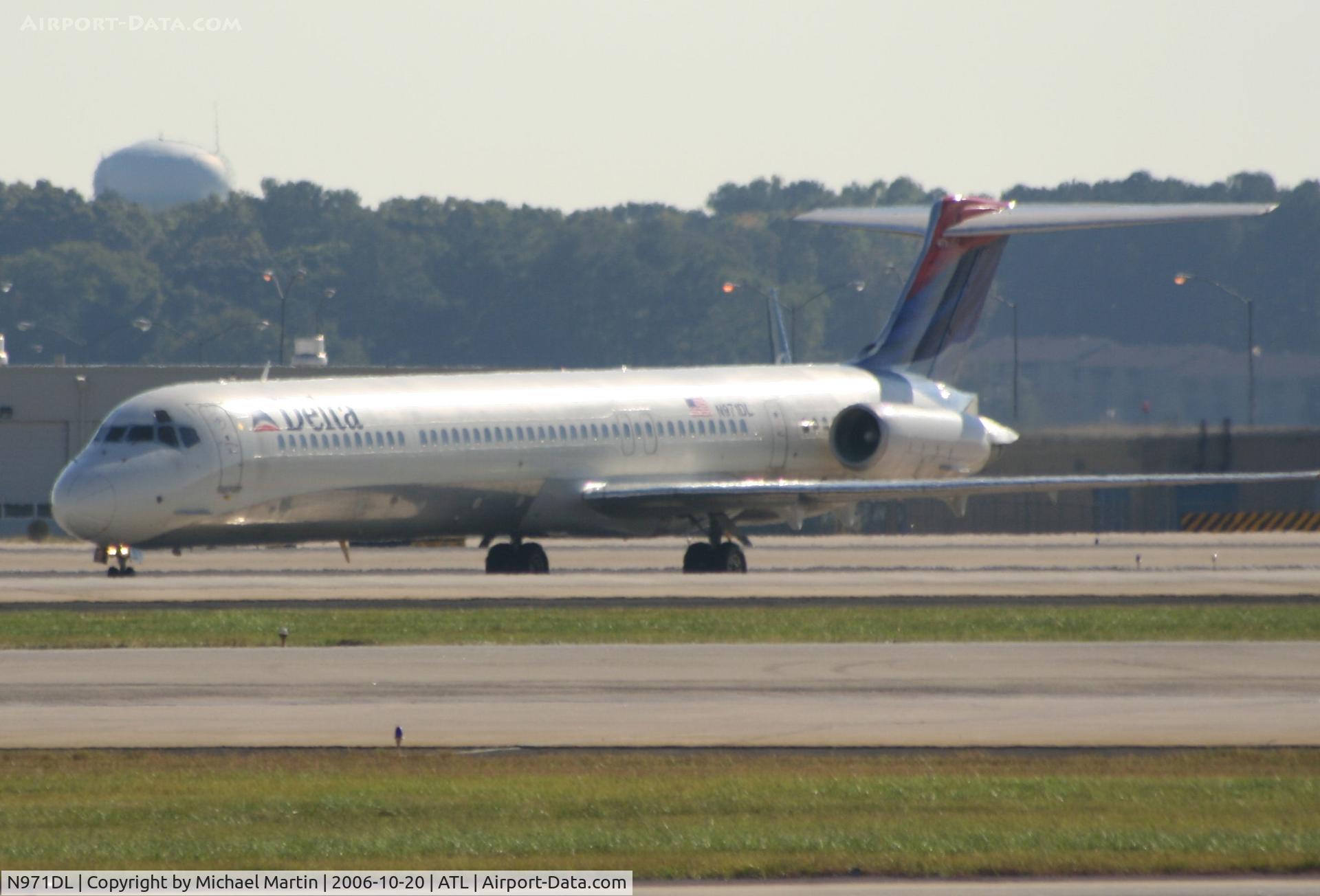 N971DL, 1991 McDonnell Douglas MD-88 C/N 53214, Taxing to Terminal
