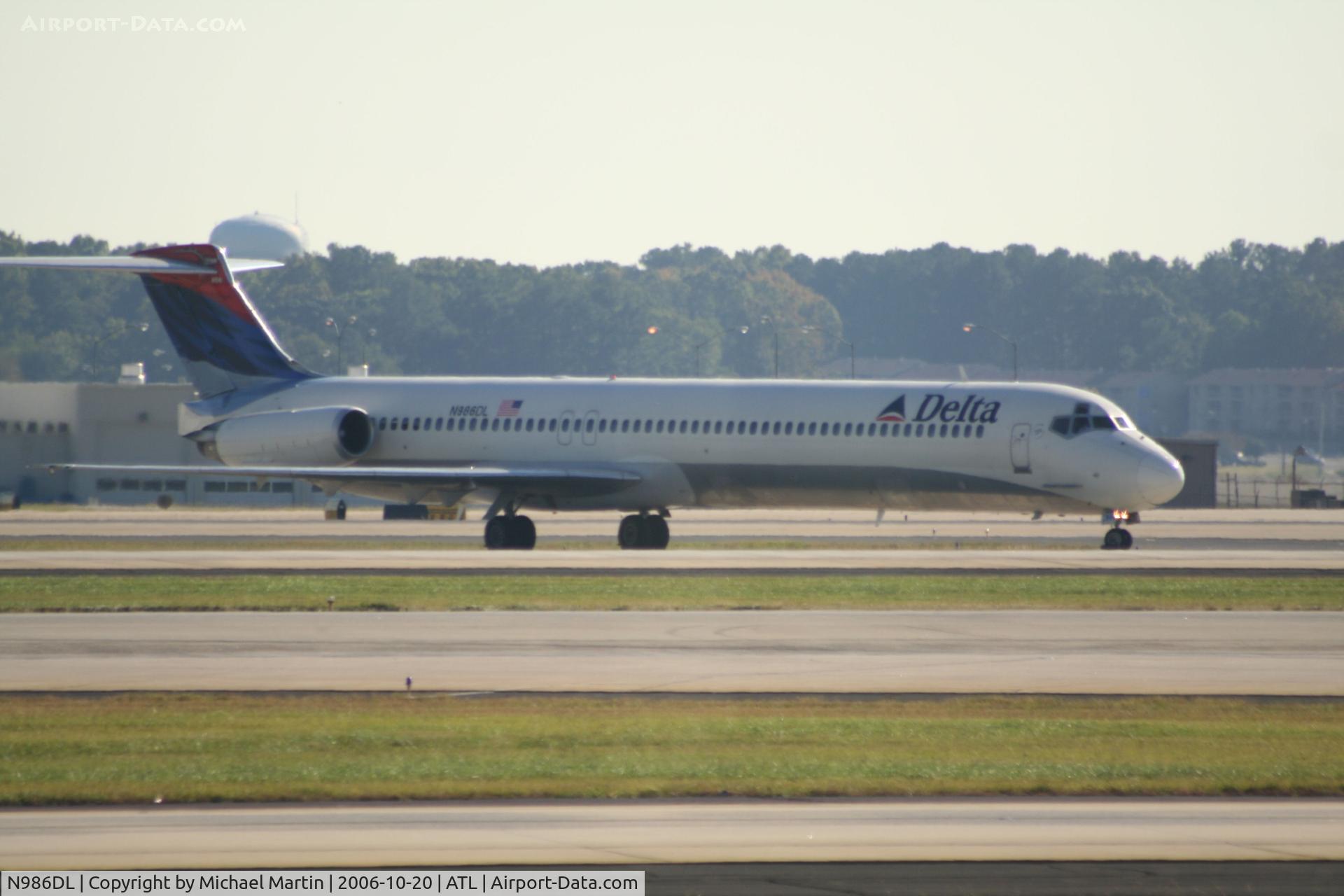 N986DL, 1991 McDonnell Douglas MD-88 C/N 53313, Taxing to Terminal