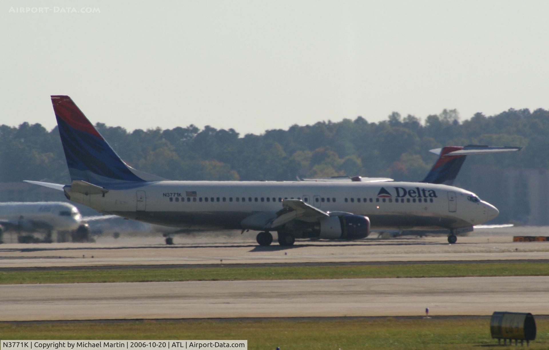 N3771K, 2002 Boeing 737-832 C/N 29632, Landing Runway 27L