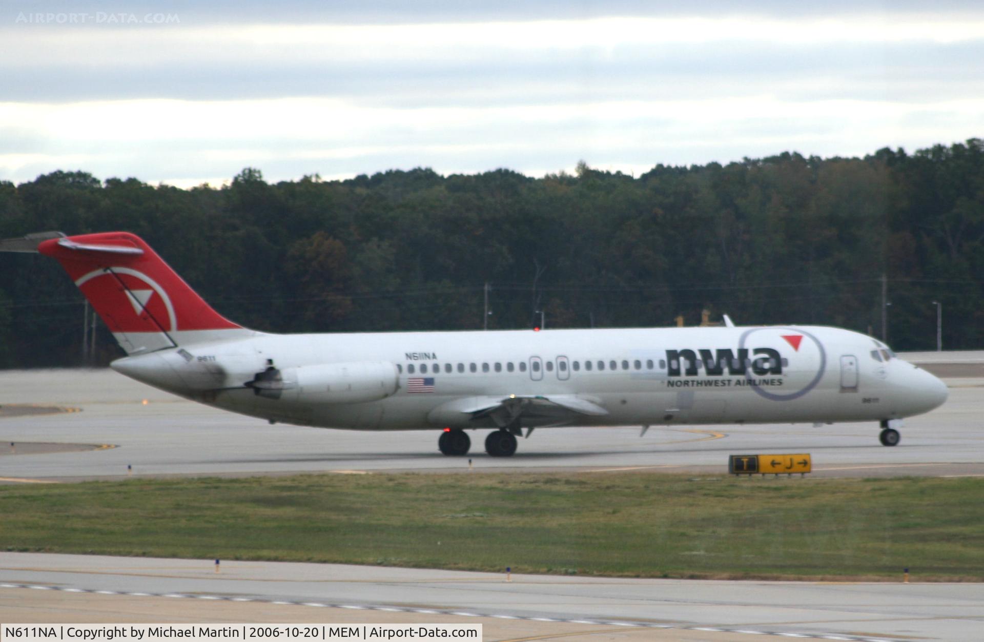 N611NA, 1969 Douglas DC-9-32 C/N 47435, Taxing to Terminal