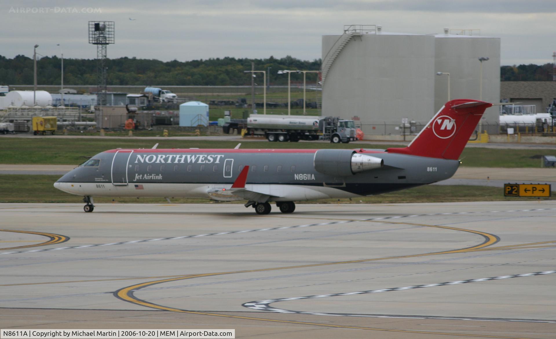 N8611A, 2002 Bombardier CRJ-200ER (CL-600-2B19) C/N 7611, Taxing to Runway 36R