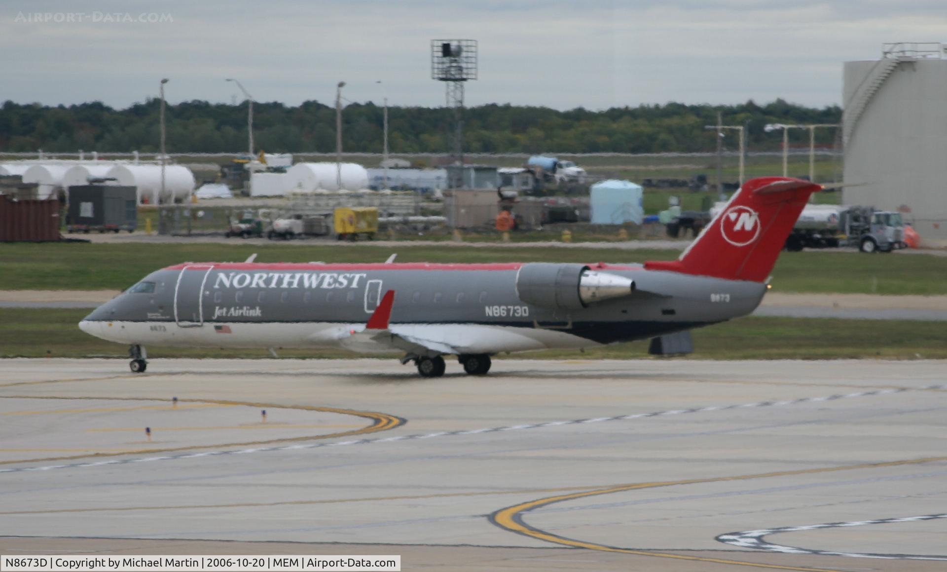 N8673D, 2002 Bombardier CRJ-200ER (CL-600-2B19) C/N 7673, Taxing to Runway 36R