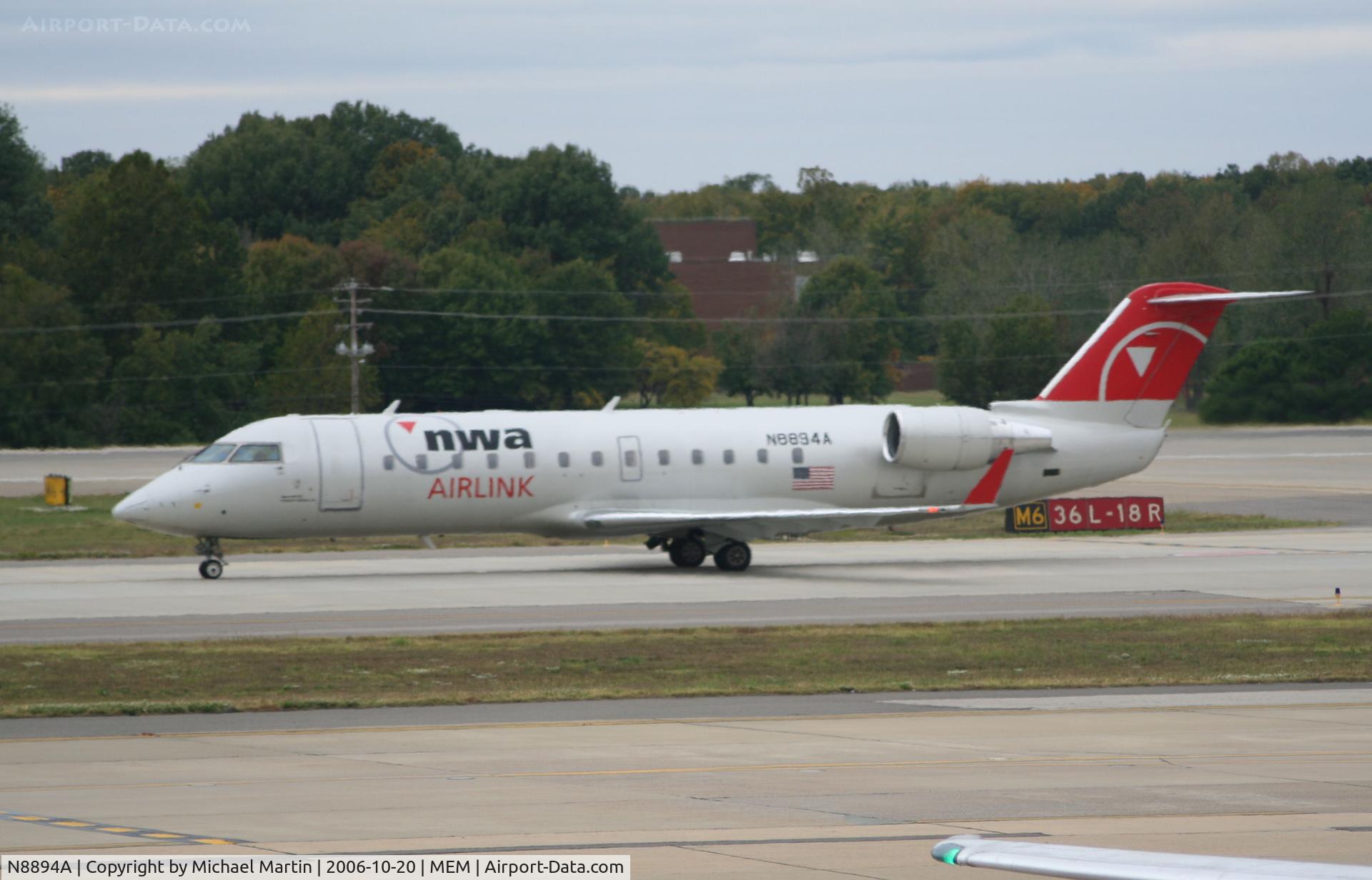 N8894A, 2003 Canadair CRJ-200LR (CL-600-2B19) C/N 7894, Taxing to Terminal