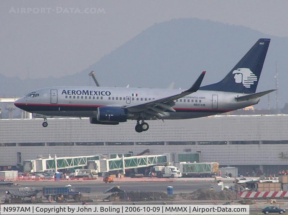 N997AM, 2002 Boeing 737-76Q C/N 30283, Boeing 737NG on final at Mexico City