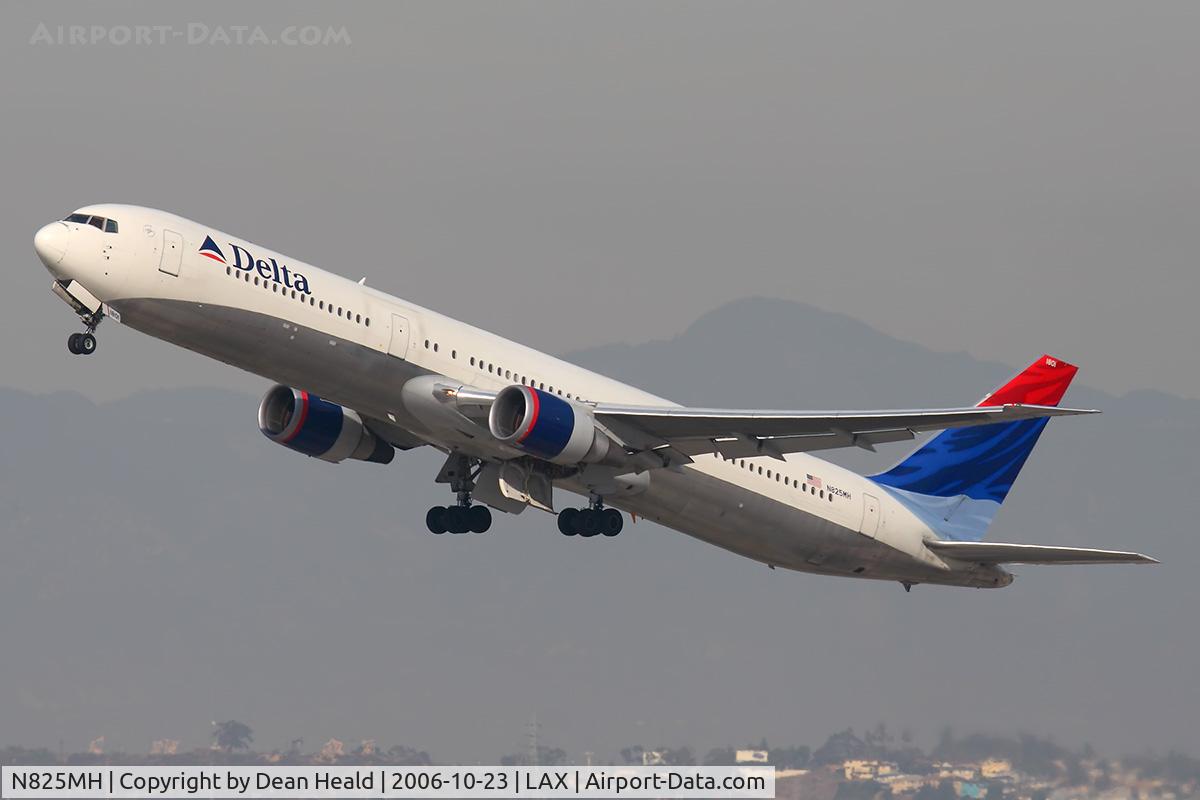 N825MH, 1999 Boeing 767-432/ER C/N 29703, Delta Airlines N825MH (FLT DAL174) climbing out from RWY 25R enroute to Hartsfield Jackson Atlanta Int'l (KATL).