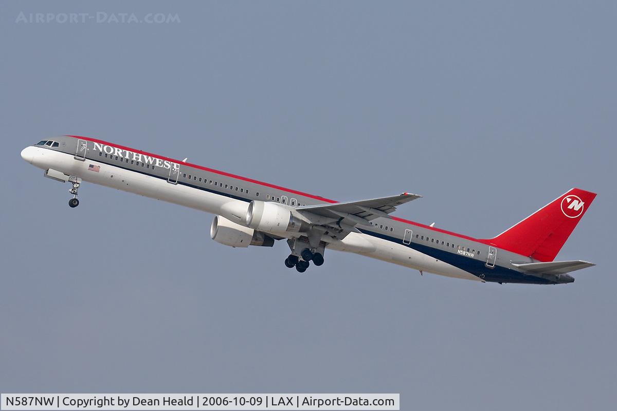 N587NW, 2002 Boeing 757-351 C/N 32986, Northwest Airlines N587NW (FLT NWA91) climbing out from RWY 25R enroute to Honolulu Int'l (PHNL).