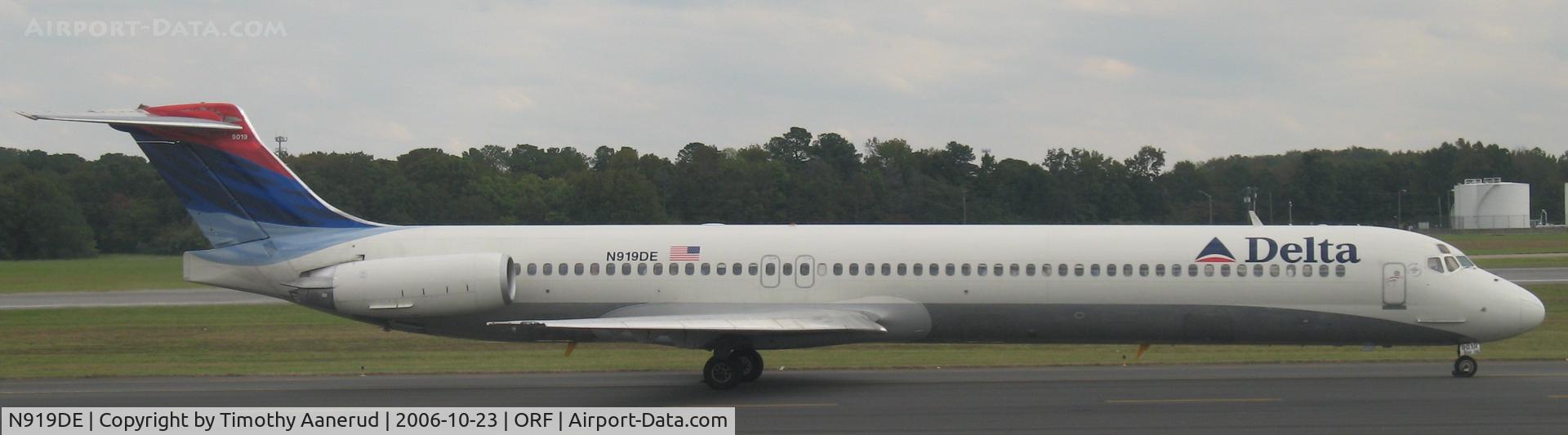 N919DE, 1993 McDonnell Douglas MD-88 C/N 53422, Taxing at Norfolk, VA