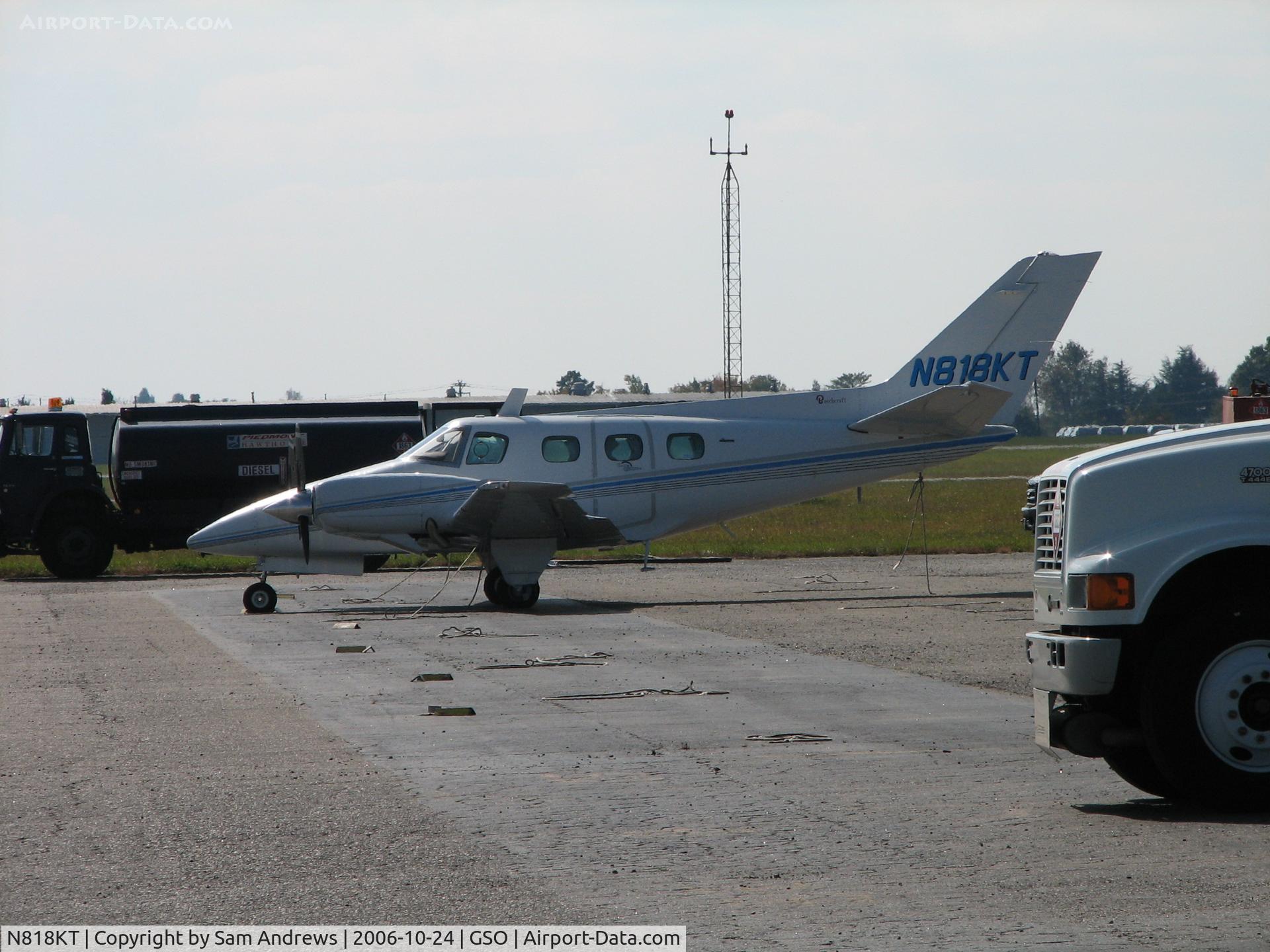 N818KT, 1979 Beech B-60 Duke C/N P508, On the ramp